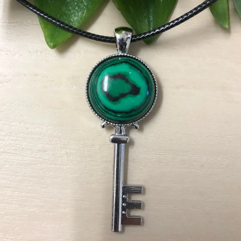 Malachite Pattern Key Shaped Synthetic Stone Pendant Necklace - Picture 2 of 4